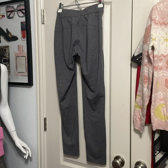 Lululemon On The Fly Pant 28" in Heathered Black - Picture 4 of 6